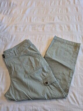 L.L. Bean women's 18P light sage green cropped pants VGUC
